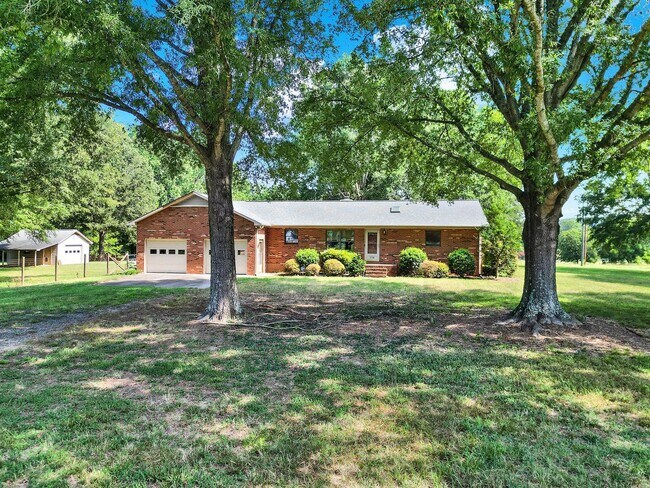 Building Photo - Lovely 3 Bed 2 Bath Ranch Home on Large Lot!