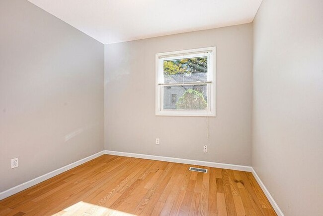 Building Photo - 1550- Chic 3BR Ranch in Parchment - Sleek,...