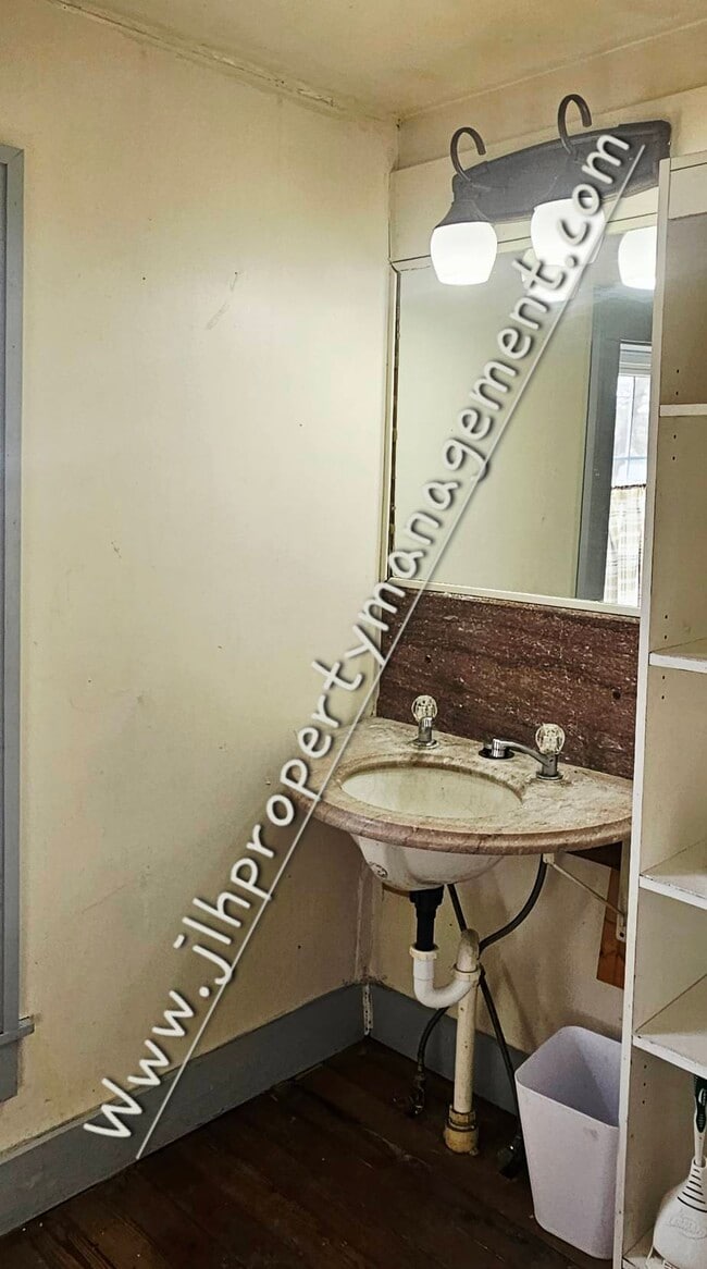 Building Photo - 503 W Pleasant St