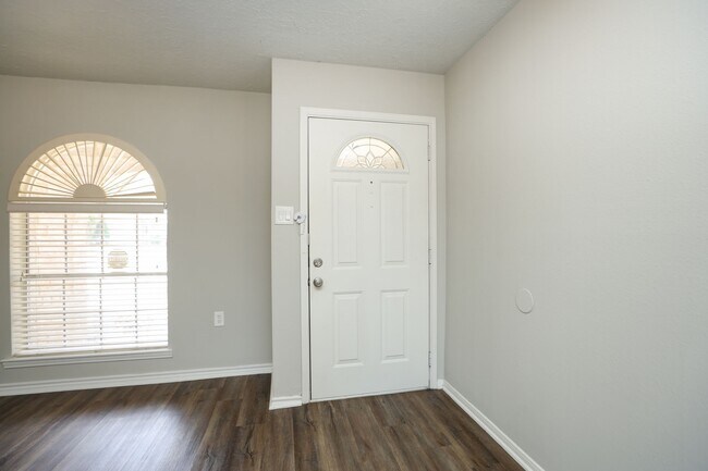 Building Photo - 815 Park Meadow Dr