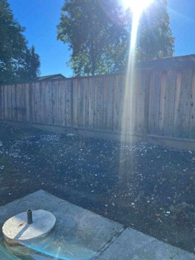 Building Photo - 4Bedroom House