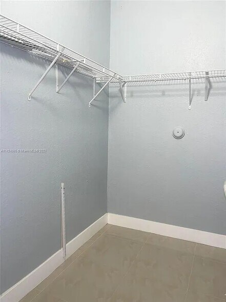 Building Photo - 1692 SE 29th Ct
