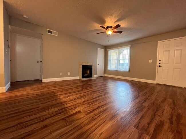 Building Photo - Beautiful 1/1 Condo in Gated Lakefront Com...
