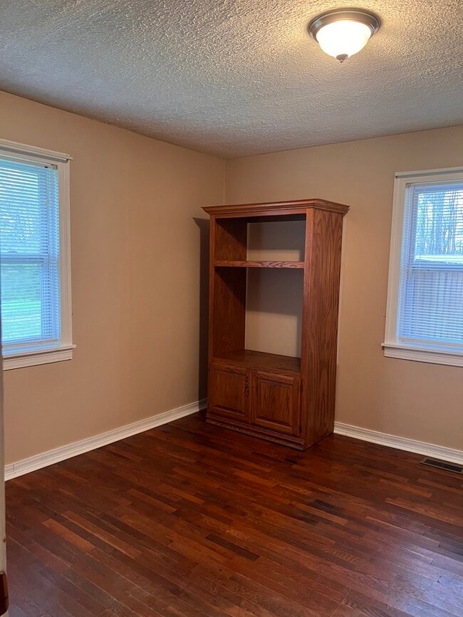 Building Photo - Cute 2 bed/ 1 Bath! Available now!