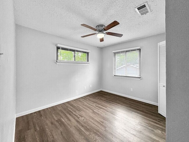Building Photo - 8802 Deerwood Dr