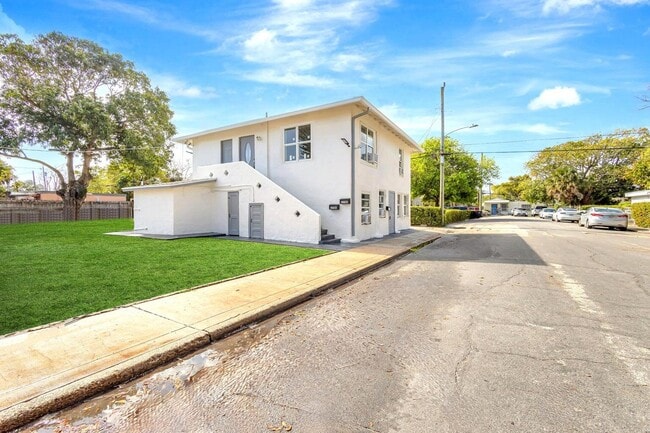 Building Photo - 448 Roseland Dr