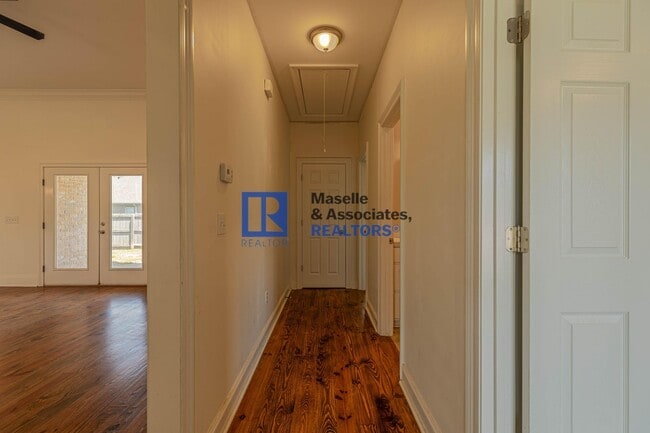 Building Photo - Beautiful 4 bedroom, 2 bathroom house in B...