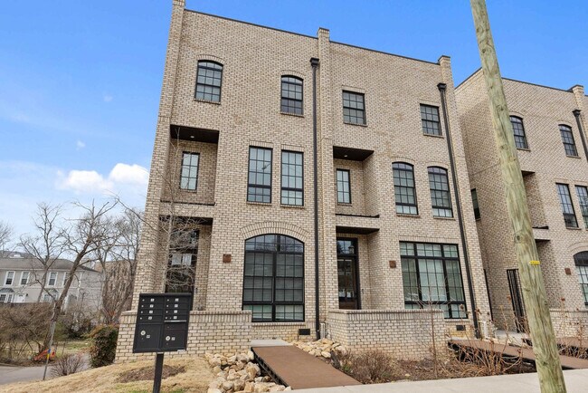 Building Photo - 3206 West End Cir