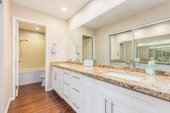 Building Photo - Pets Welcome!  2 bedroom, 2 bathroom single story townhouse