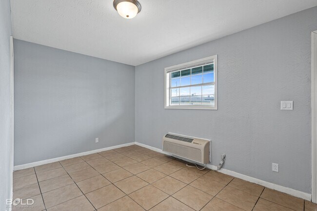 Building Photo - 1820 E Texas St