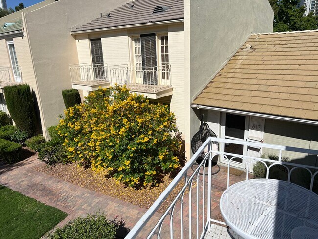 Building Photo - Las Vegas Country Club. Modernized and Upg...