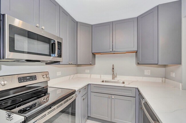 Building Photo - 7302 Blackstone Ave