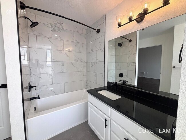 Building Photo - 320 W 7th St