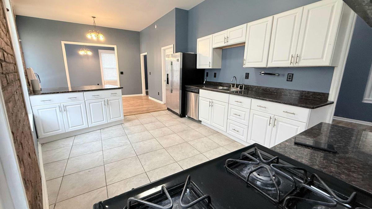 Building Photo - 12 Tyler St