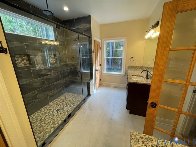 Building Photo - 2948 Pineview Dr
