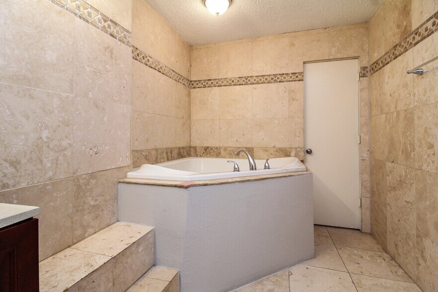 Building Photo - 3153 Pine Valley Dr