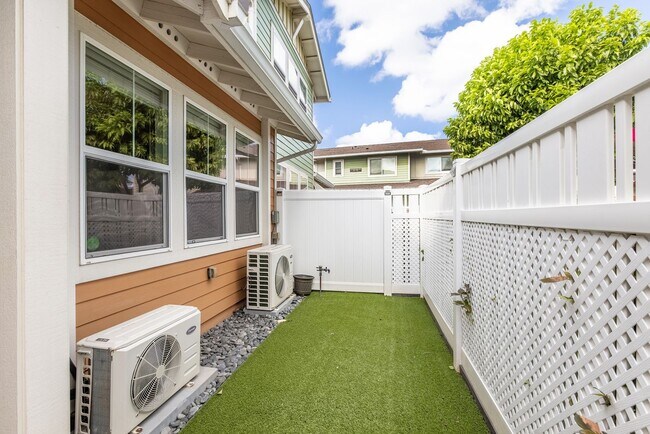 Building Photo - Stunning 3-bedroom and 2.5 Bath - Located ...