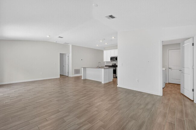 Building Photo - Available Now! Well-Maintained 3BR/2BA in Great Neighborhood