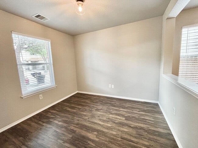 Building Photo - Spacious 3 beds, 2.5 baths in Bristol Forest!