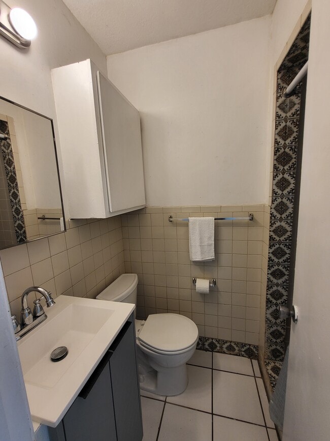 Building Photo - 207 W King St