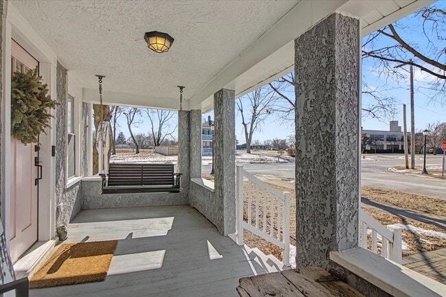 Building Photo - 136 E Jackson St