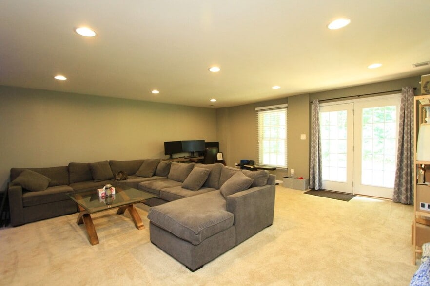 Building Photo - 129 Parkway Ct