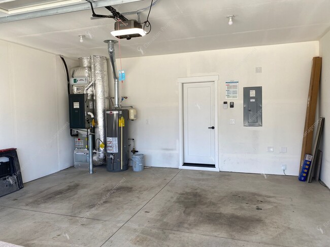 Building Photo - Newer 3BR - 2.5BA Home a Sought-After Redmond Community