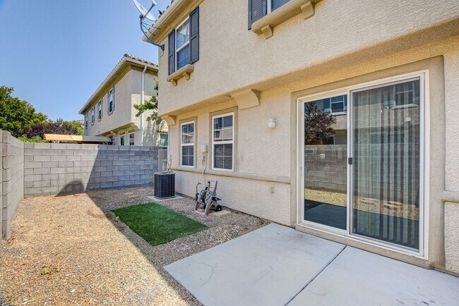 Building Photo - 3909 Sweet Pine St