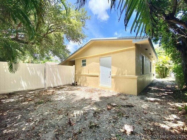 Building Photo - 660 NE 34th Ct