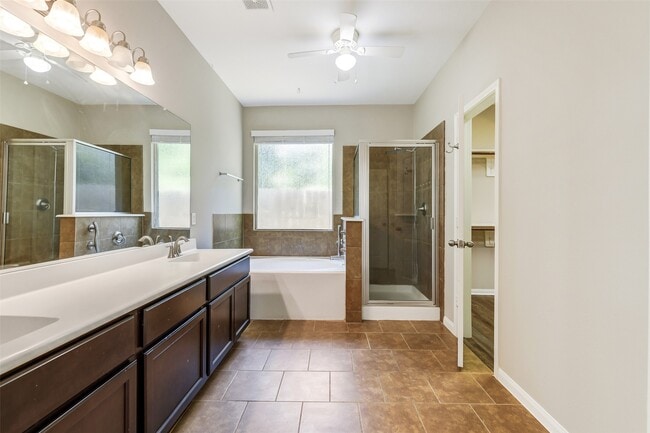 Building Photo - 12635 Lakeshore Dr