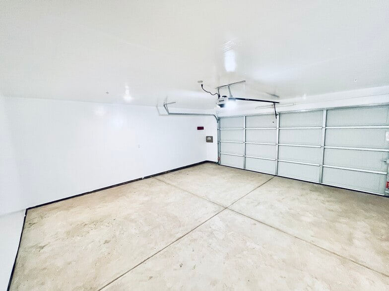Building Photo - 2821 E Tamarind Dr