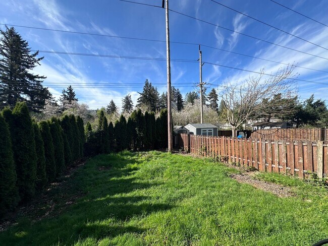 Building Photo - Welcome to this spacious and inviting single-family home w/fully fenced backyard! New Carpet Inst...