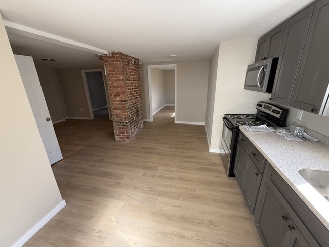 Building Photo - 104 Ball St