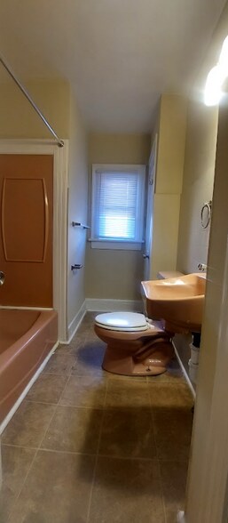 Building Photo - 1708 E 4th St