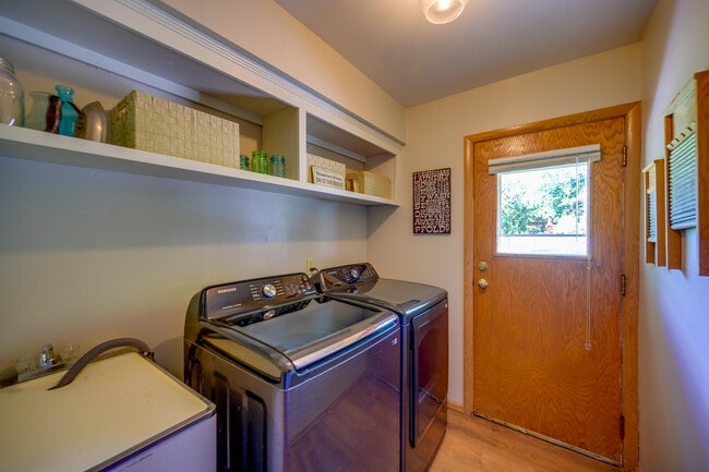 Building Photo - 2820 St James Ln