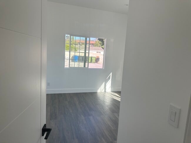 Building Photo - 10859 Nettleton St