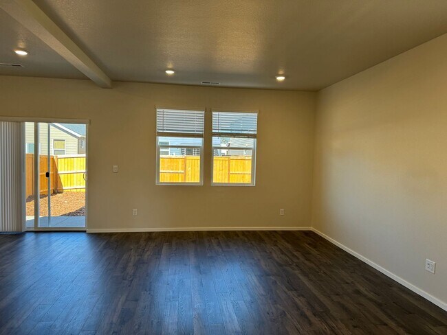 Building Photo - 4 bedroom 2.5 bathroom in Marcola Meadows!