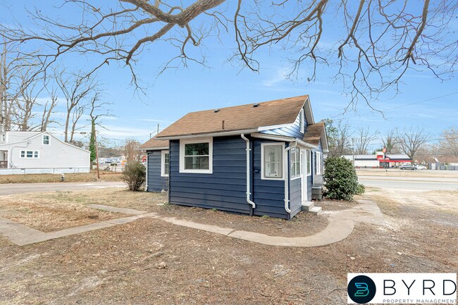 Building Photo - 2958 Winston Churchill Dr