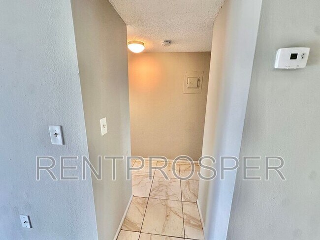 Building Photo - 5317 Curry Ford Rd