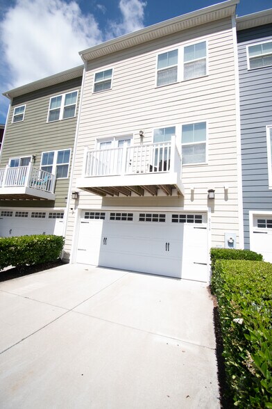 garage - 914 Avast Way