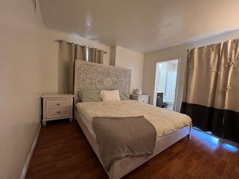 Bedroom 3 - 3943 Ingraham St