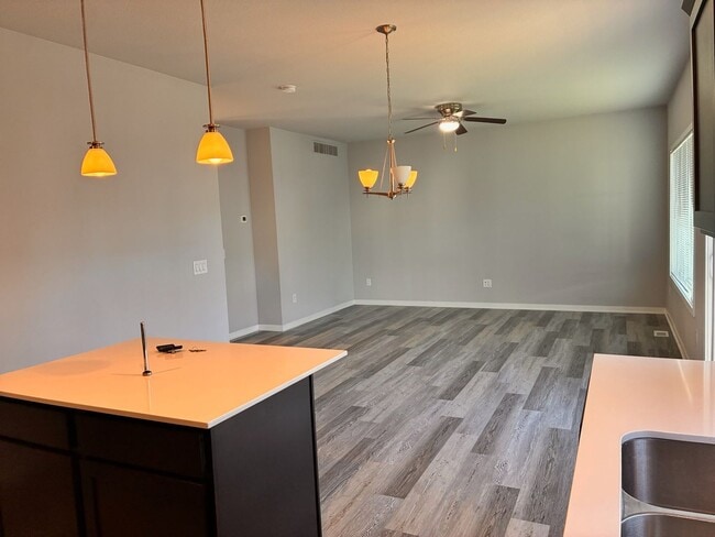 Building Photo - Spacious 3BR 2.5ba house in Urbandale, available NOW!