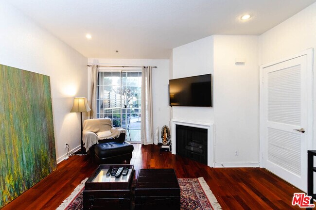 Building Photo - 585 N Rossmore Ave