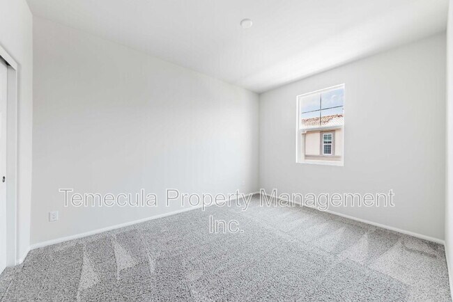Building Photo - 28048 Oakdale Dr