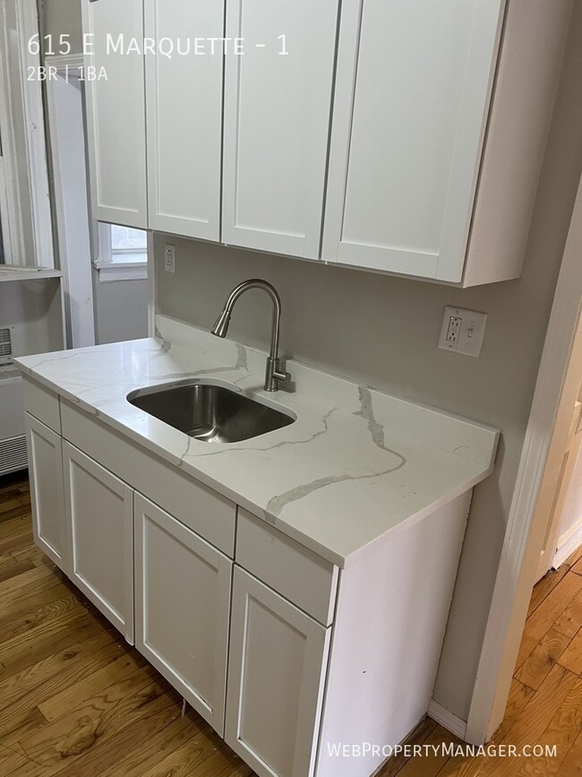 Building Photo - 2 Bed 1 Bath w/Granite, Hardwood floors, &...