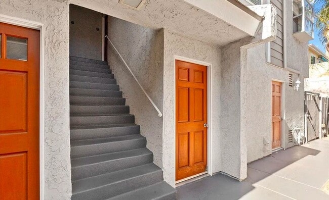 Building Photo - Beautiful 2 BD, 1.5 BA condo w/1 car detached garage for rent in University Heights!