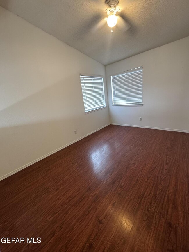Building Photo - 3033 Tierra Humeda Dr