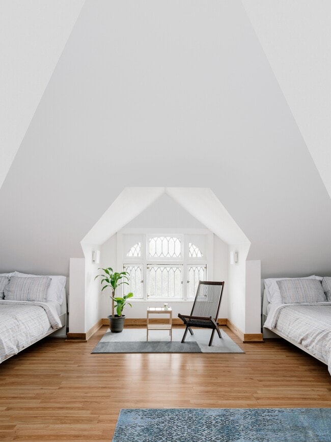 Building Photo - 215 Beauregard St