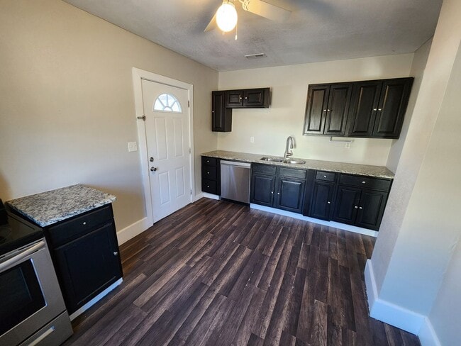 Building Photo - Spacious 3-Bedroom, 2-Bathroom Home AVAILABLE NOW!!