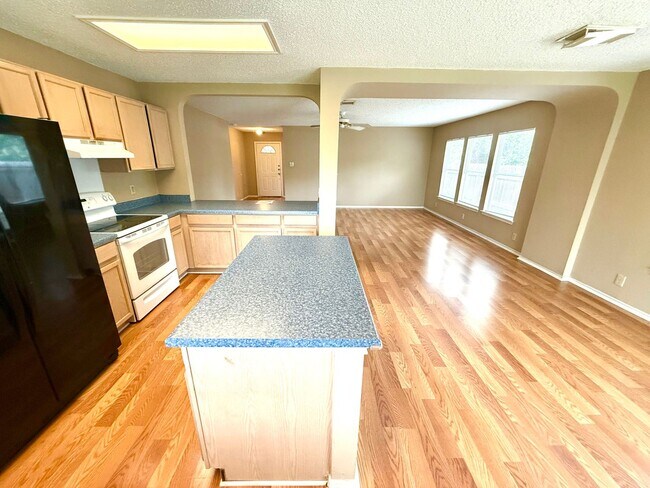 Building Photo - AVAILABLE NOW! 3 Bedroom 2 Bath Home Ready...